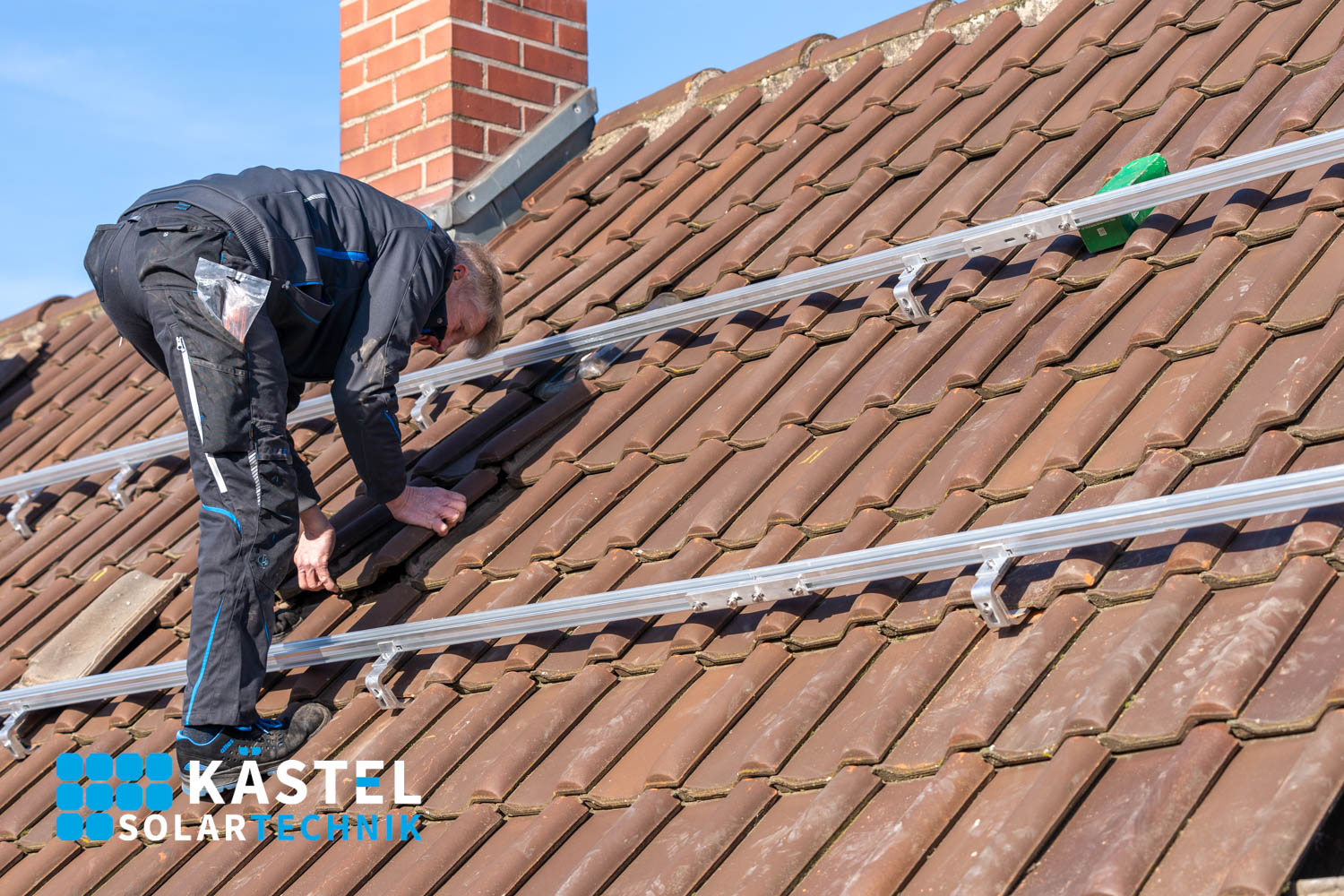 images/galerie/pv-anlagen/montage-unterkonstruktion/Solartechnik-Kaestel-Montage-Unterkonstruktion-Verkabelung-1.jpg#joomlaImage://local-images/galerie/pv-anlagen/montage-unterkonstruktion/Solartechnik-Kaestel-Montage-Unterkonstruktion-Verkabelung-1.jpg?width=1500&height=1000